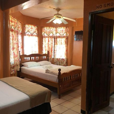 Chaleanor Hotel Dangriga Exterior photo